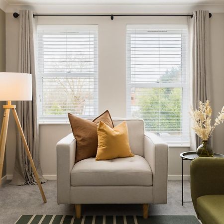 Modern 2-Bedroom Apartments With Free Parking In Лемингтън Спа Екстериор снимка