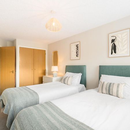 Modern 2-Bedroom Apartments With Free Parking In Лемингтън Спа Екстериор снимка