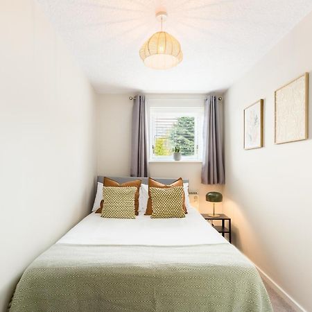 Modern 2-Bedroom Apartments With Free Parking In Лемингтън Спа Екстериор снимка