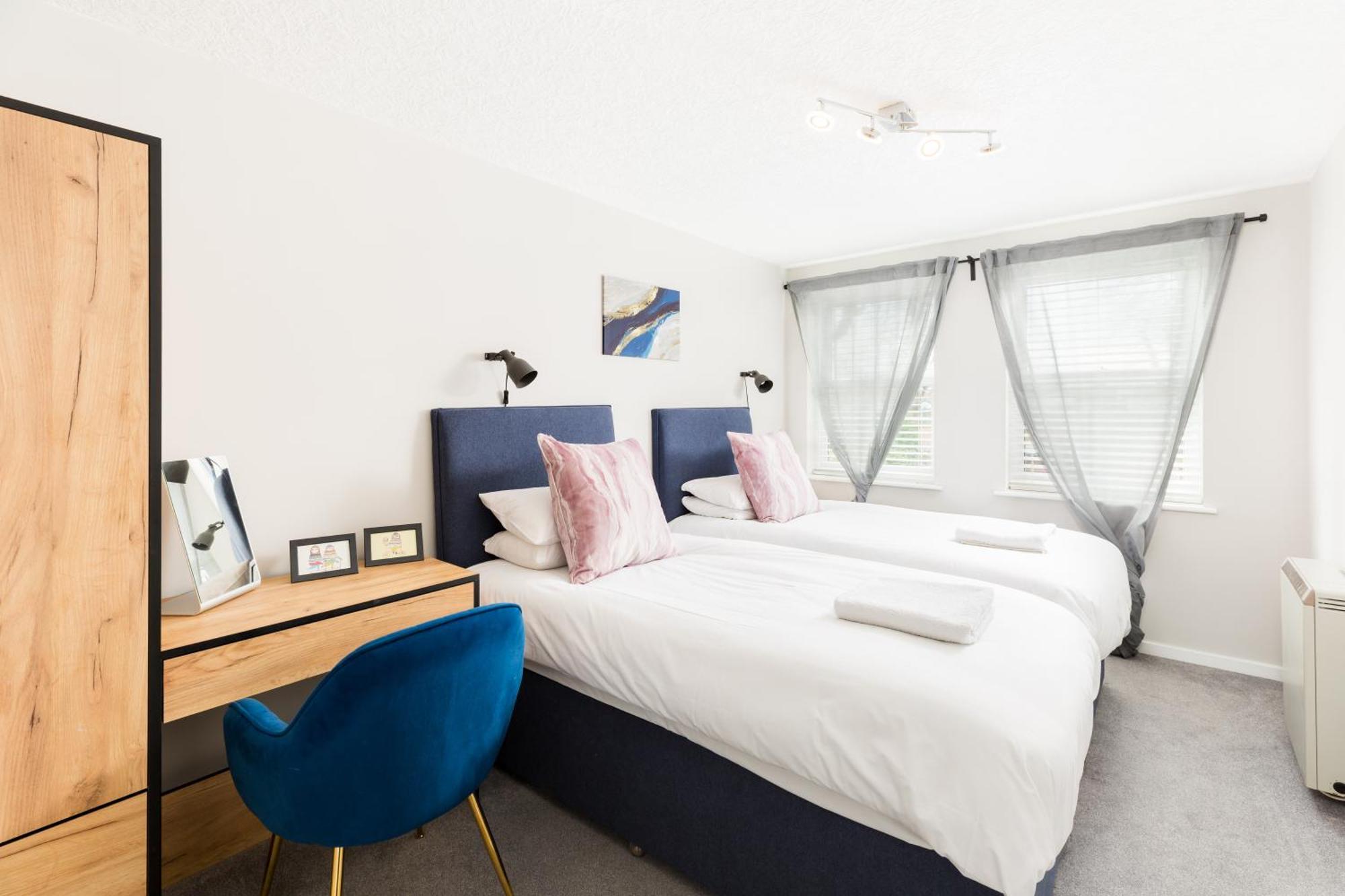 Modern 2-Bedroom Apartments With Free Parking In Лемингтън Спа Екстериор снимка