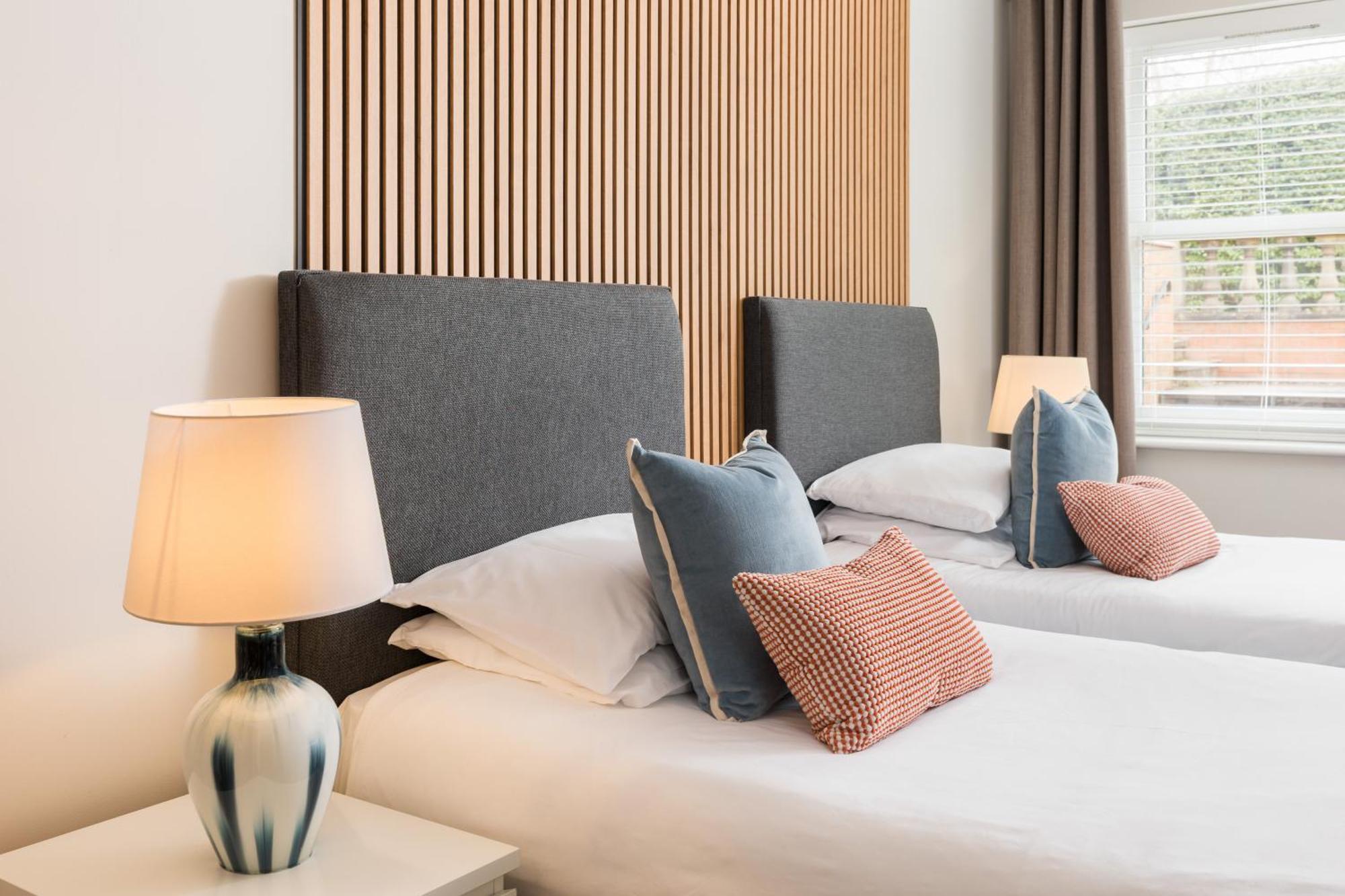 Modern 2-Bedroom Apartments With Free Parking In Лемингтън Спа Екстериор снимка