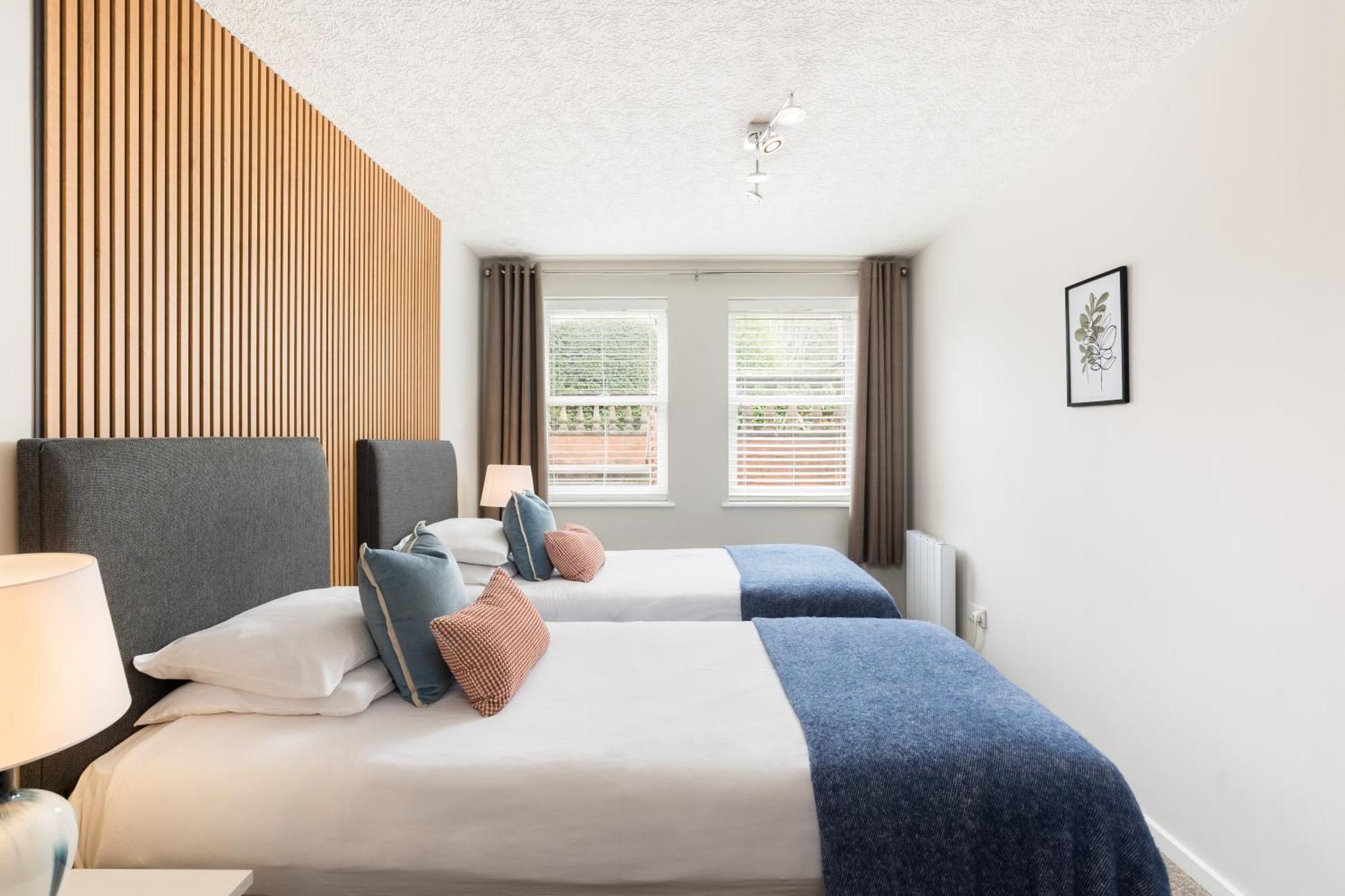 Modern 2-Bedroom Apartments With Free Parking In Лемингтън Спа Екстериор снимка