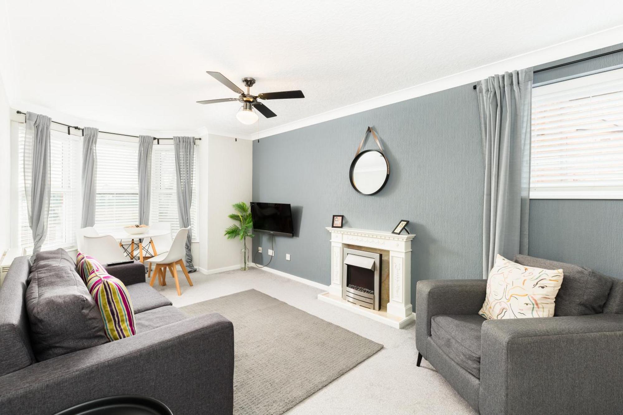 Modern 2-Bedroom Apartments With Free Parking In Лемингтън Спа Екстериор снимка