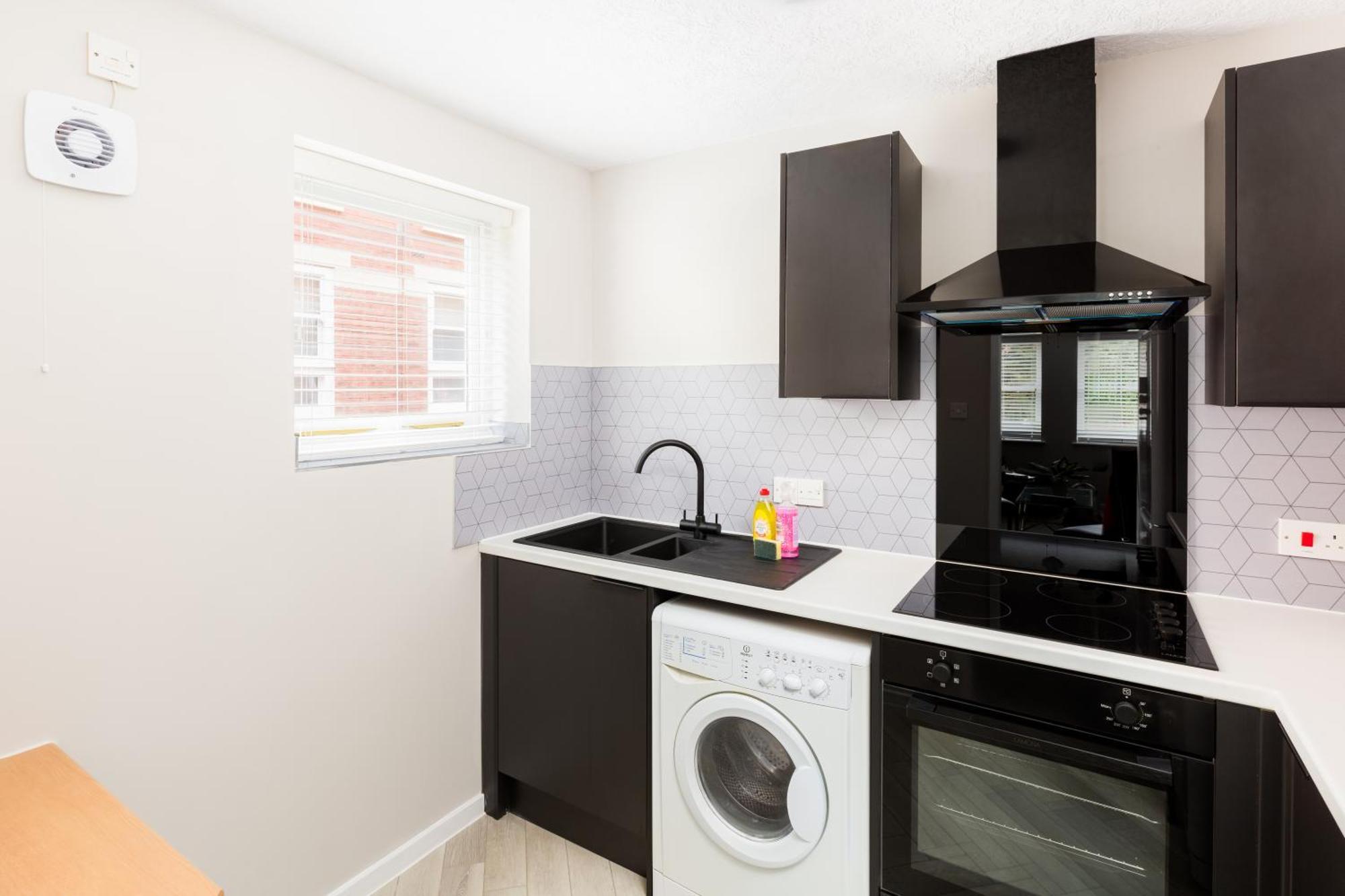 Modern 2-Bedroom Apartments With Free Parking In Лемингтън Спа Екстериор снимка