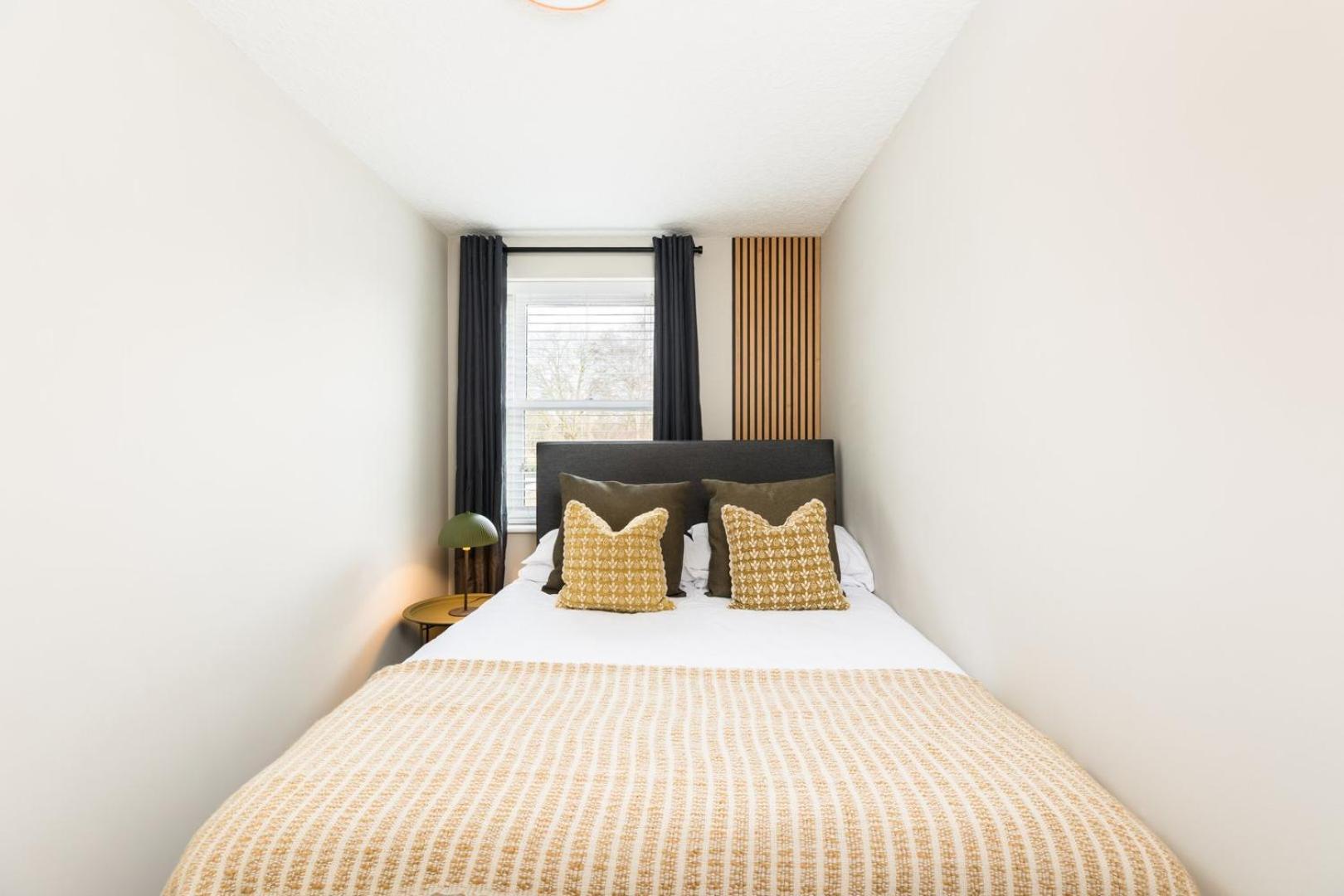 Modern 2-Bedroom Apartments With Free Parking In Лемингтън Спа Екстериор снимка