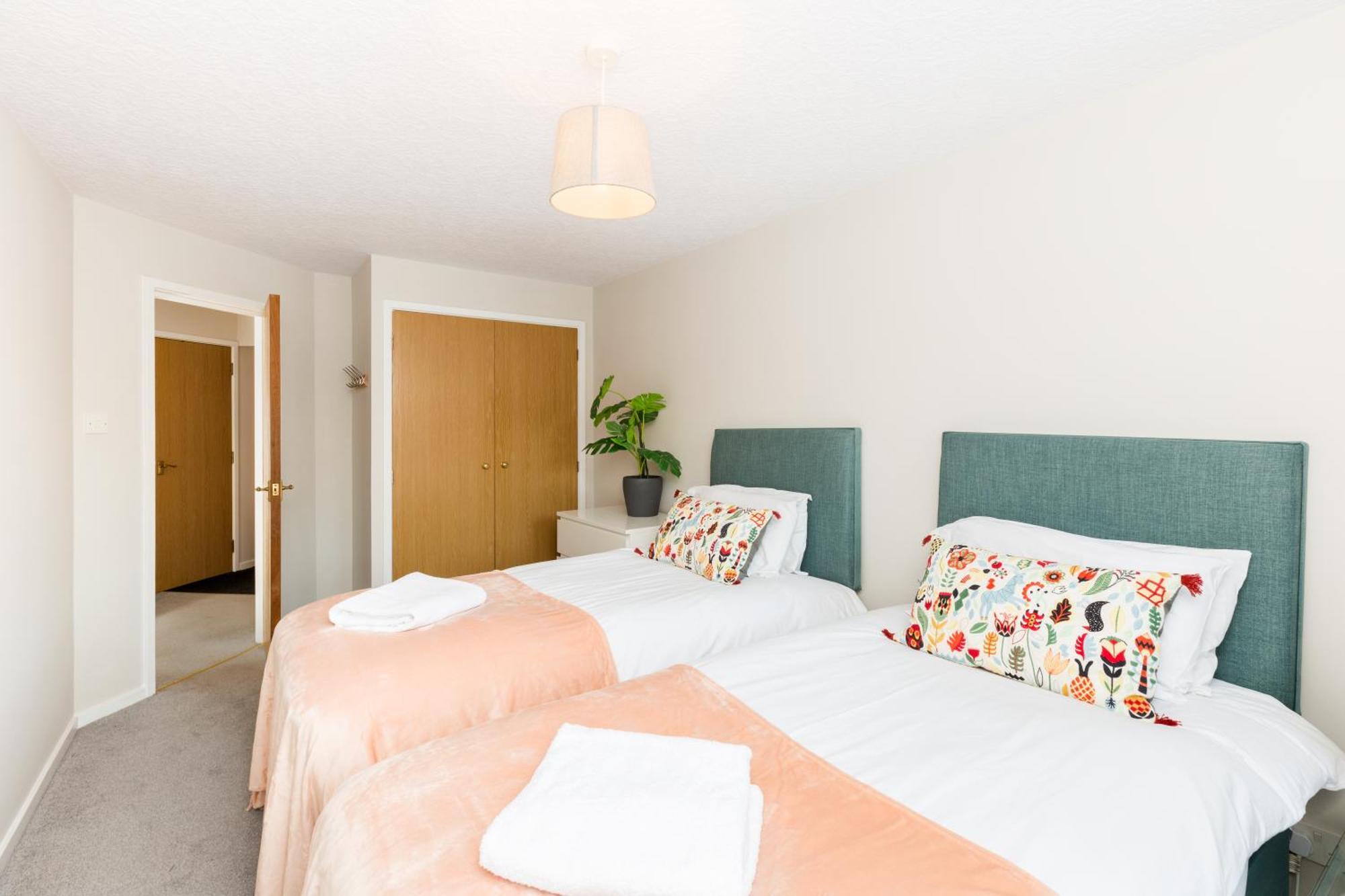 Modern 2-Bedroom Apartments With Free Parking In Лемингтън Спа Екстериор снимка