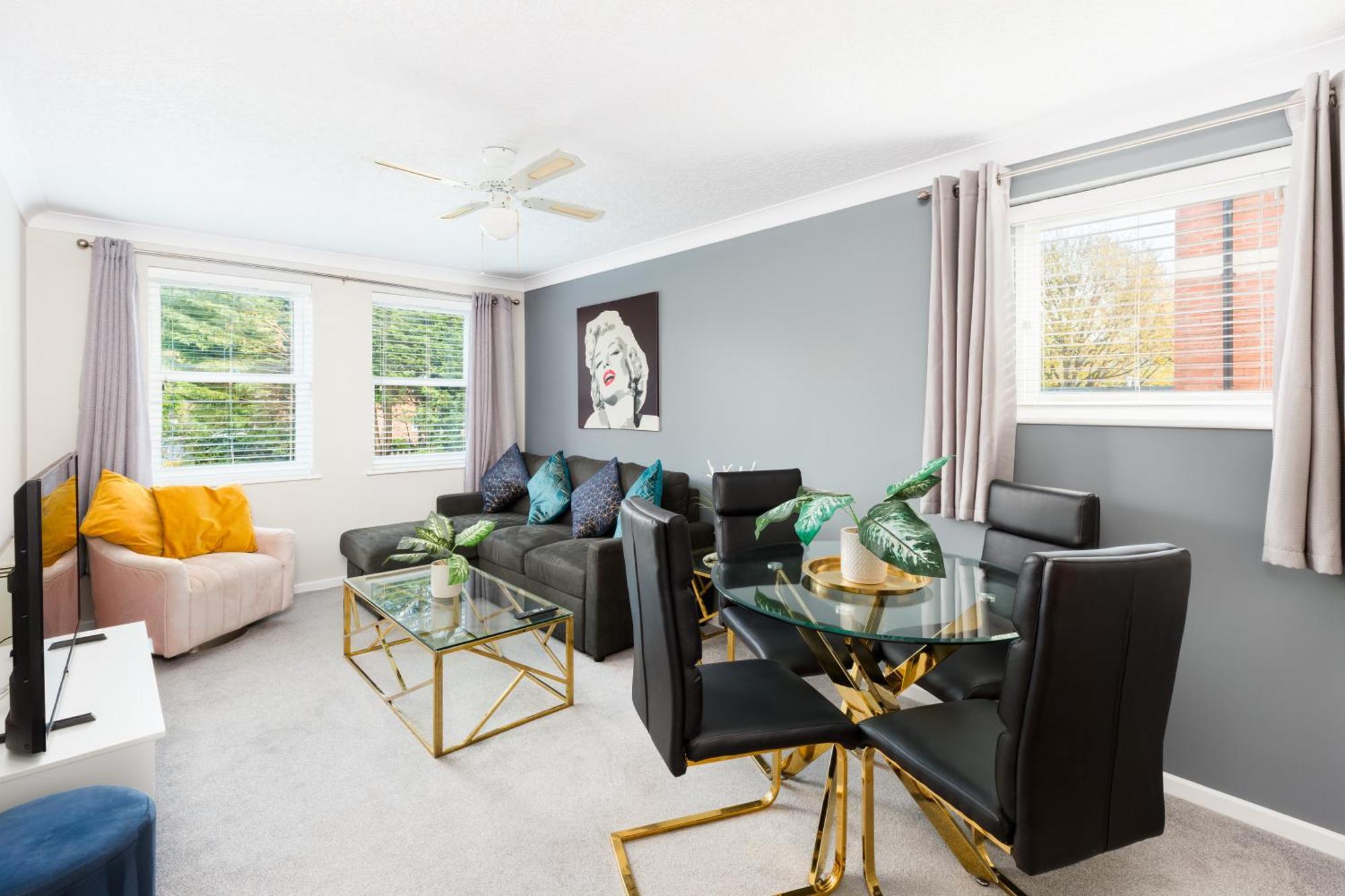 Modern 2-Bedroom Apartments With Free Parking In Лемингтън Спа Екстериор снимка