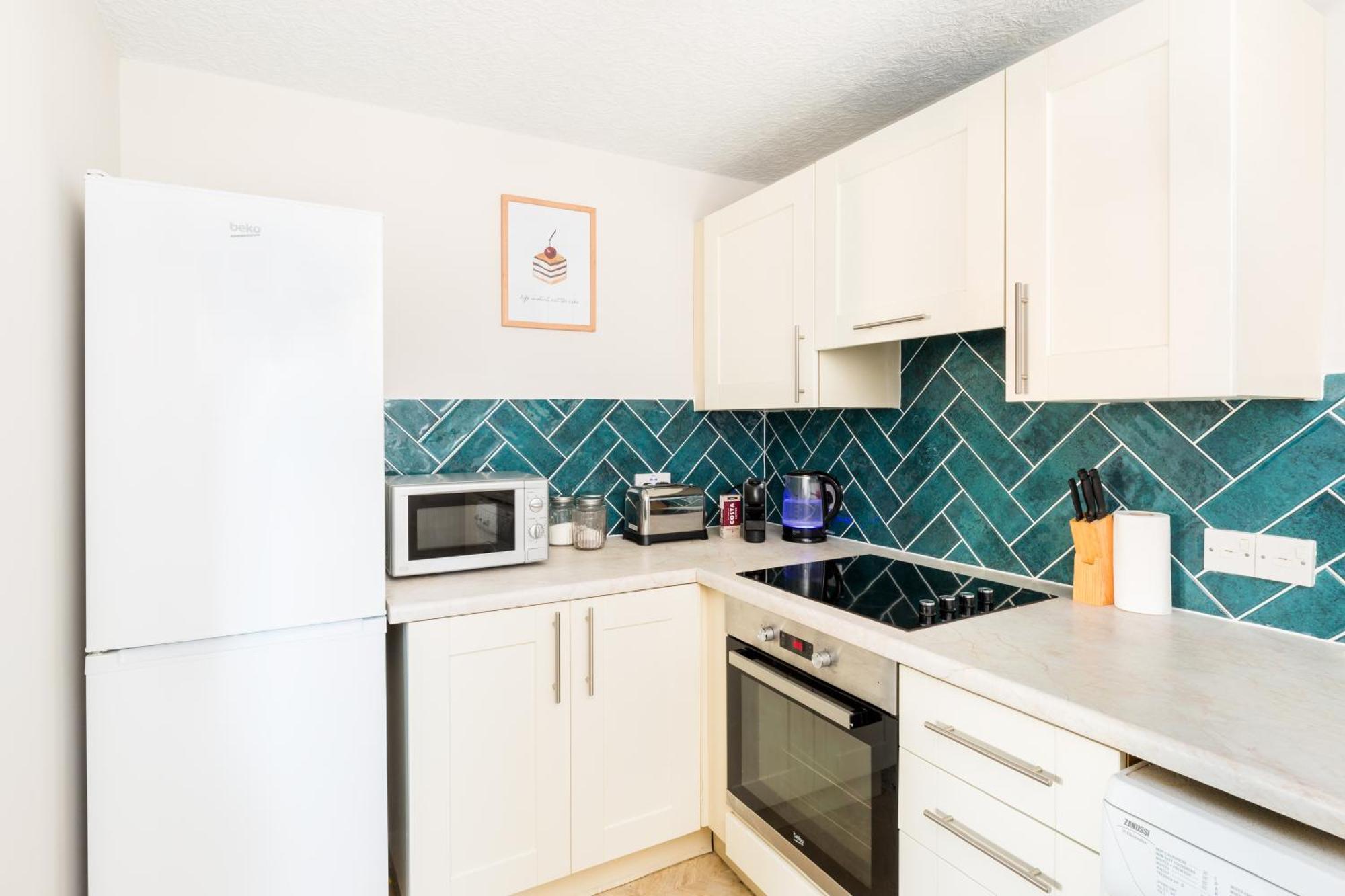 Modern 2-Bedroom Apartments With Free Parking In Лемингтън Спа Екстериор снимка