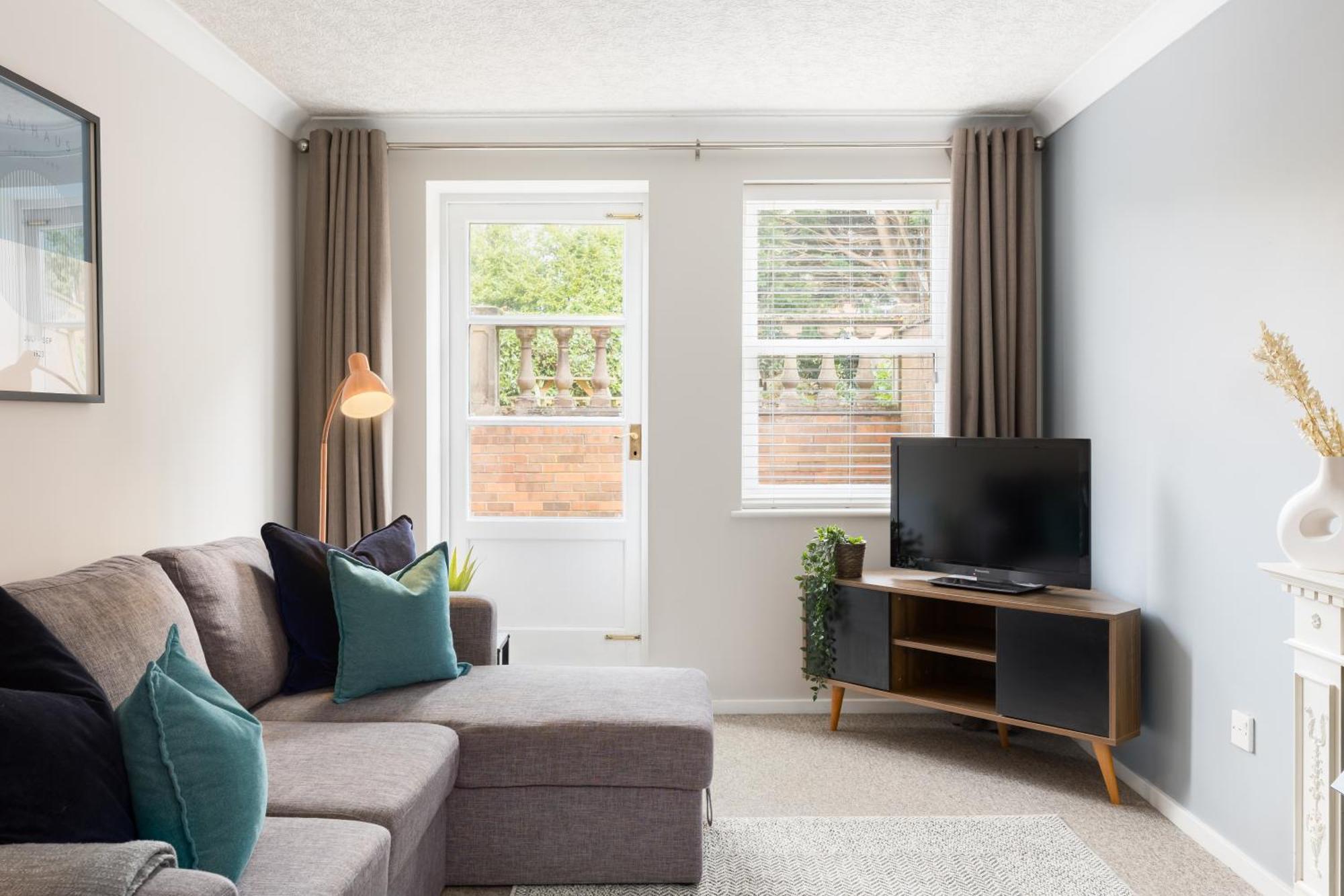Modern 2-Bedroom Apartments With Free Parking In Лемингтън Спа Екстериор снимка