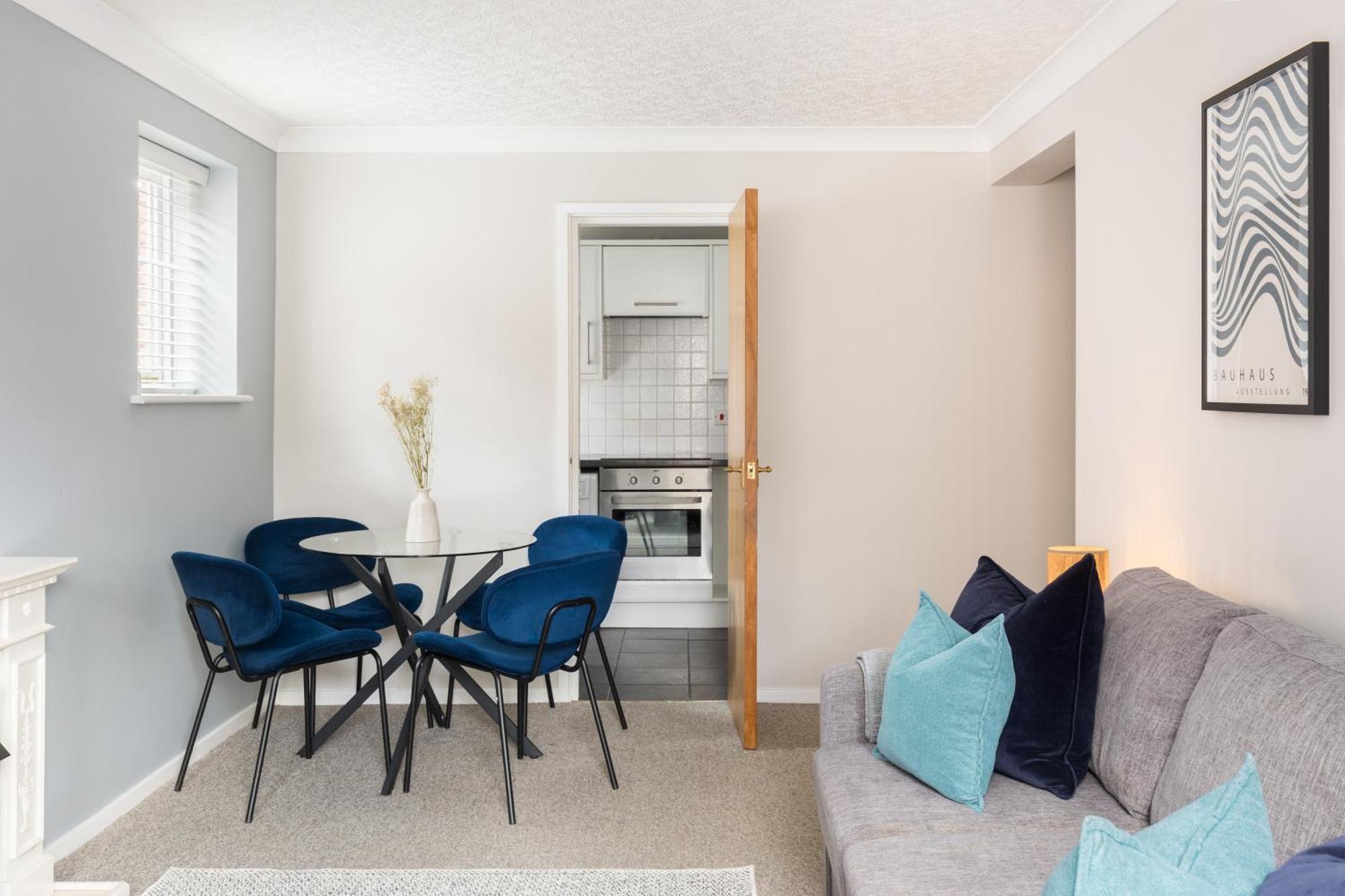 Modern 2-Bedroom Apartments With Free Parking In Лемингтън Спа Екстериор снимка