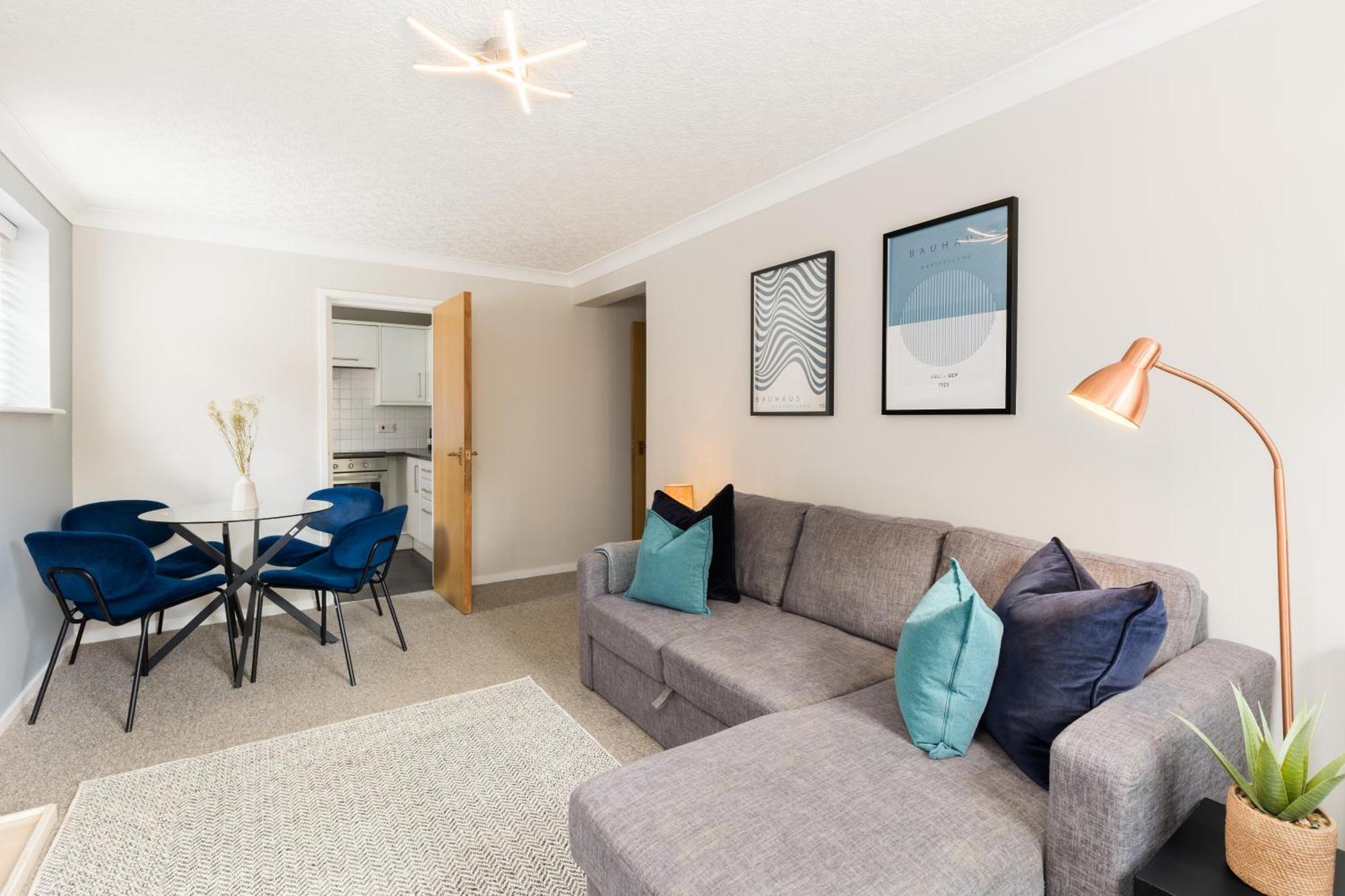 Modern 2-Bedroom Apartments With Free Parking In Лемингтън Спа Екстериор снимка