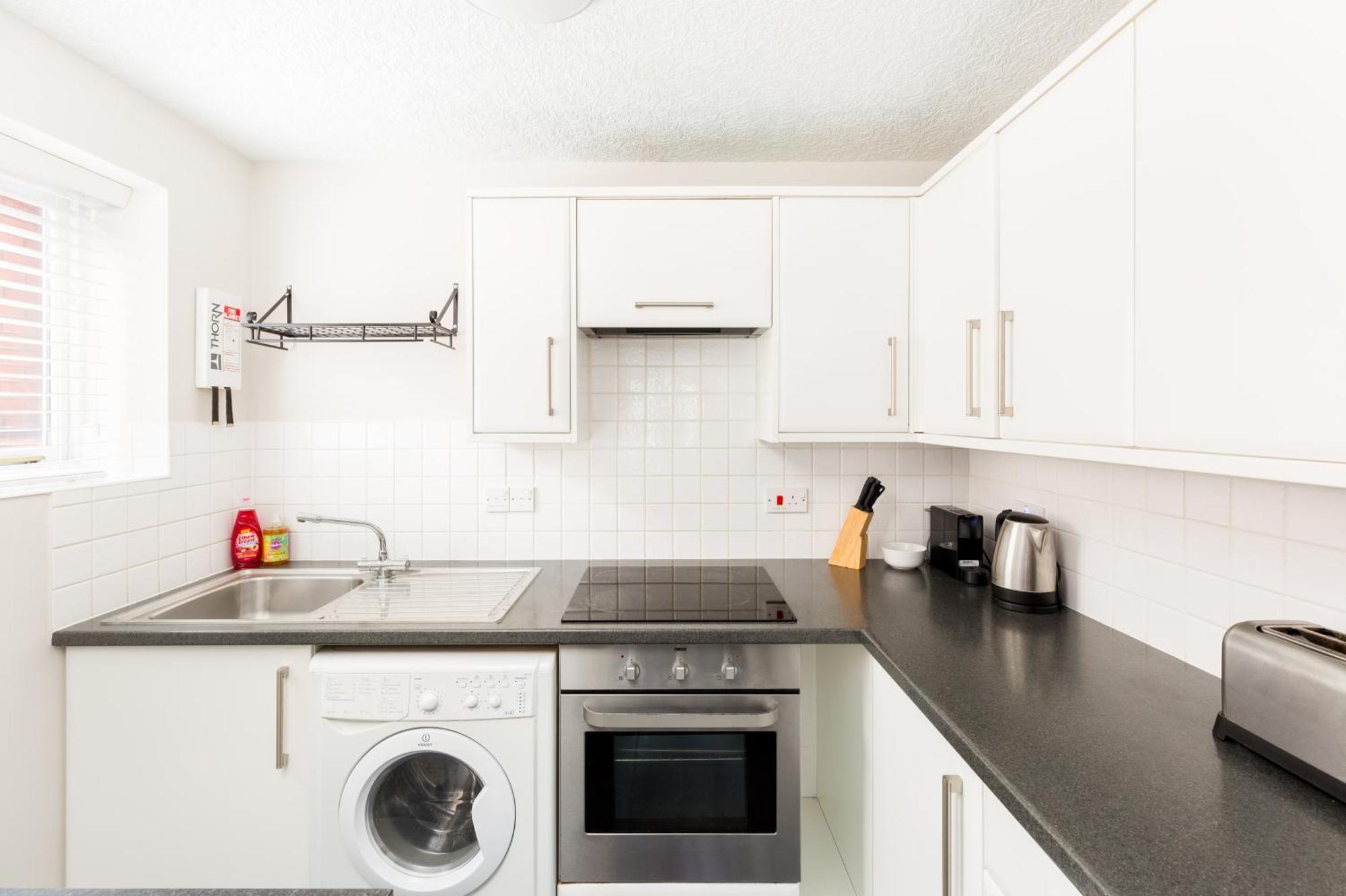 Modern 2-Bedroom Apartments With Free Parking In Лемингтън Спа Екстериор снимка