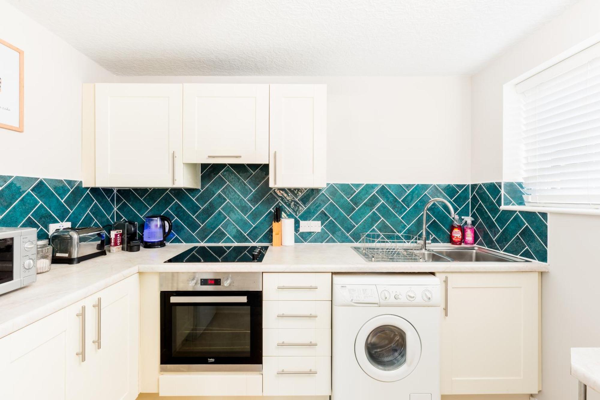 Modern 2-Bedroom Apartments With Free Parking In Лемингтън Спа Екстериор снимка
