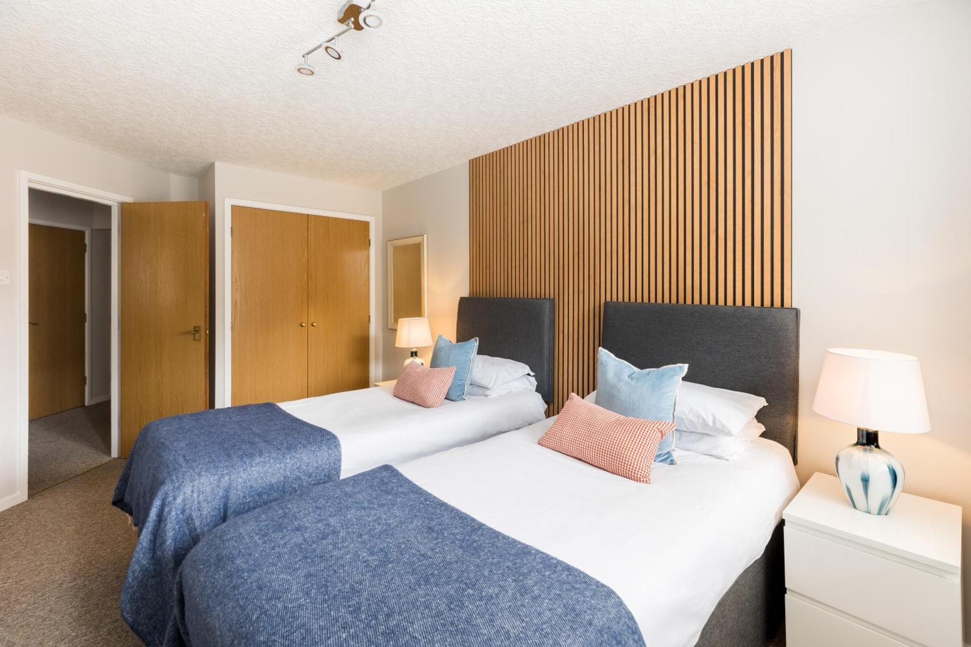 Modern 2-Bedroom Apartments With Free Parking In Лемингтън Спа Екстериор снимка