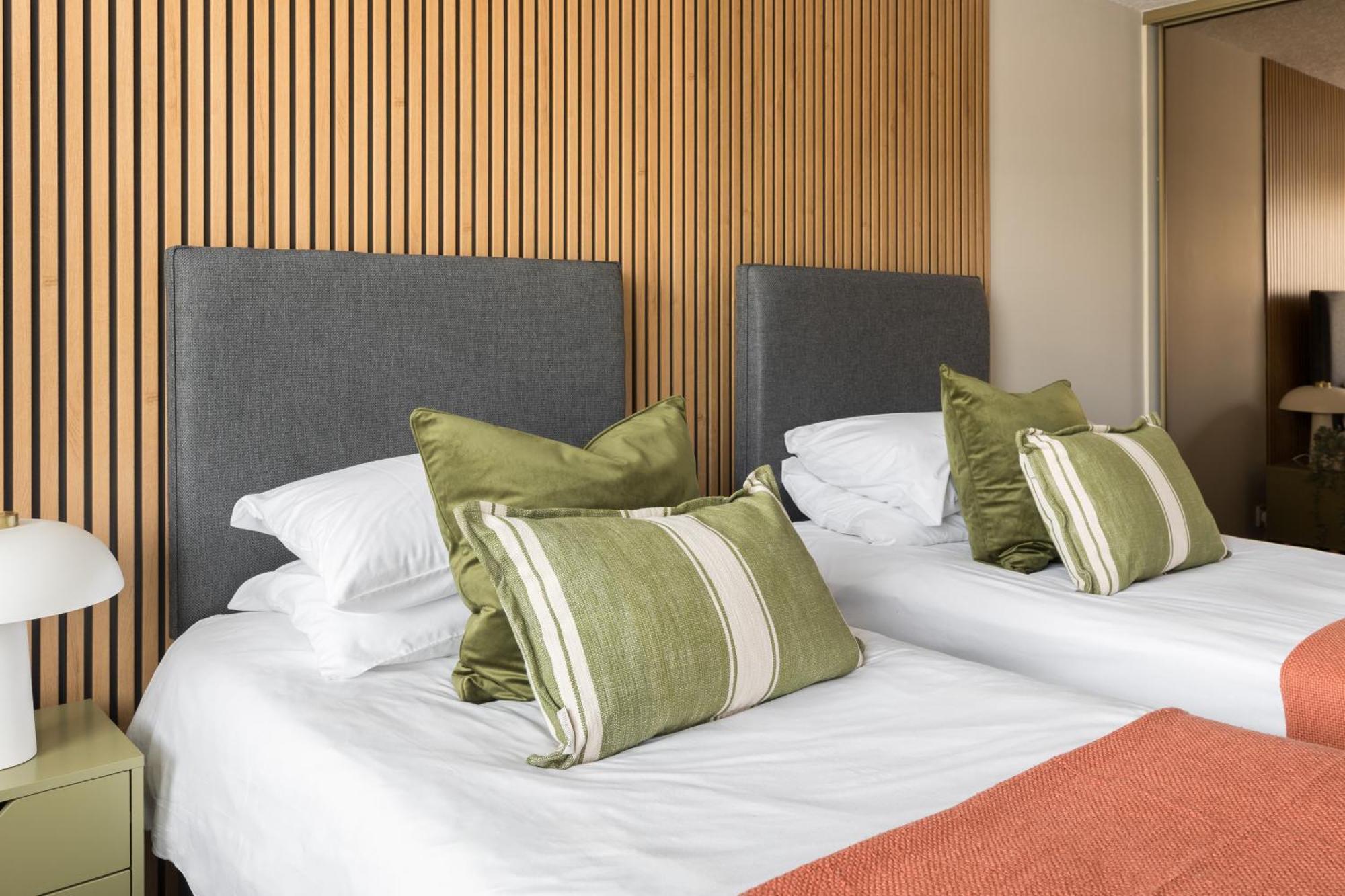 Modern 2-Bedroom Apartments With Free Parking In Лемингтън Спа Екстериор снимка