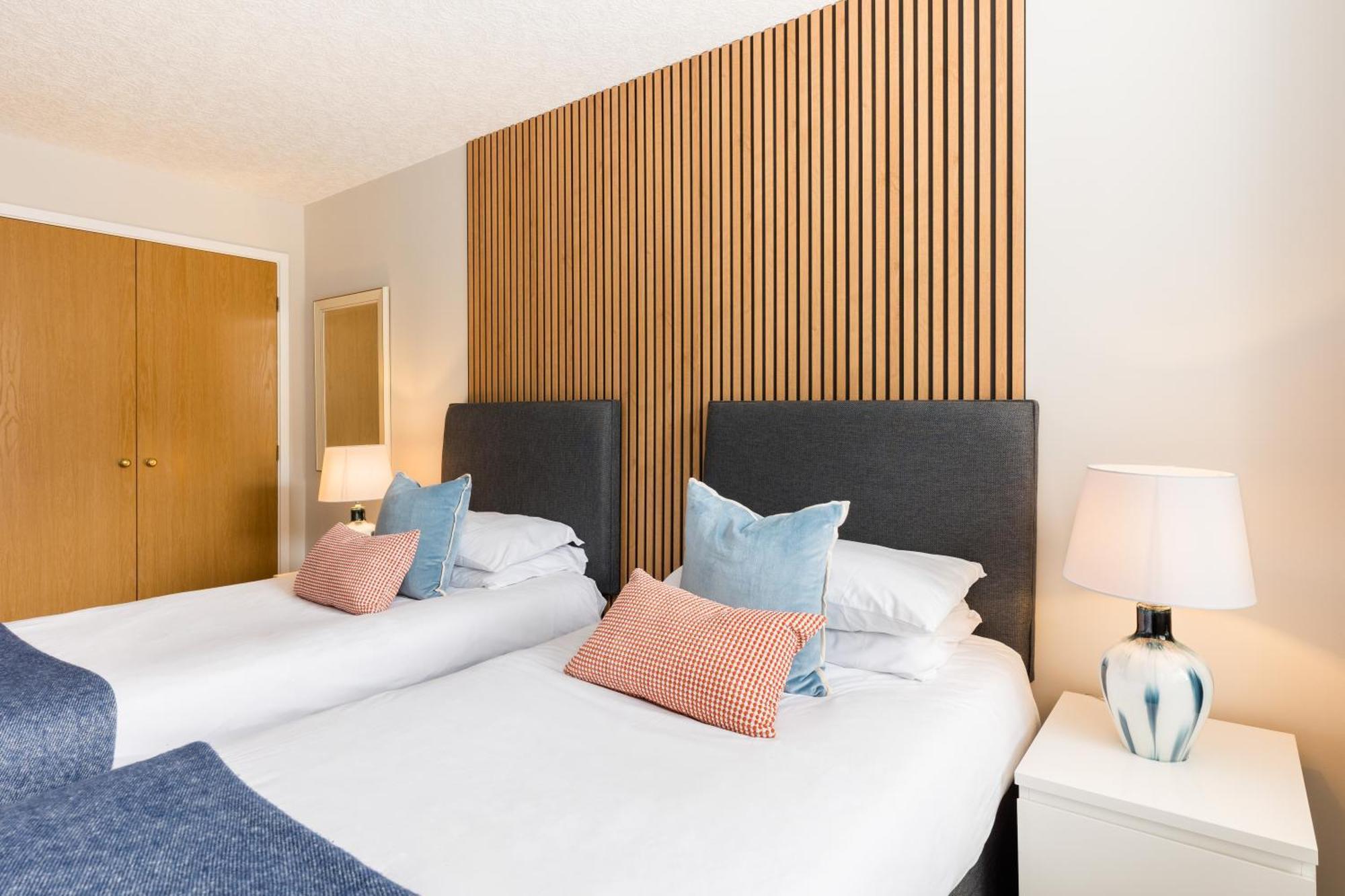 Modern 2-Bedroom Apartments With Free Parking In Лемингтън Спа Екстериор снимка