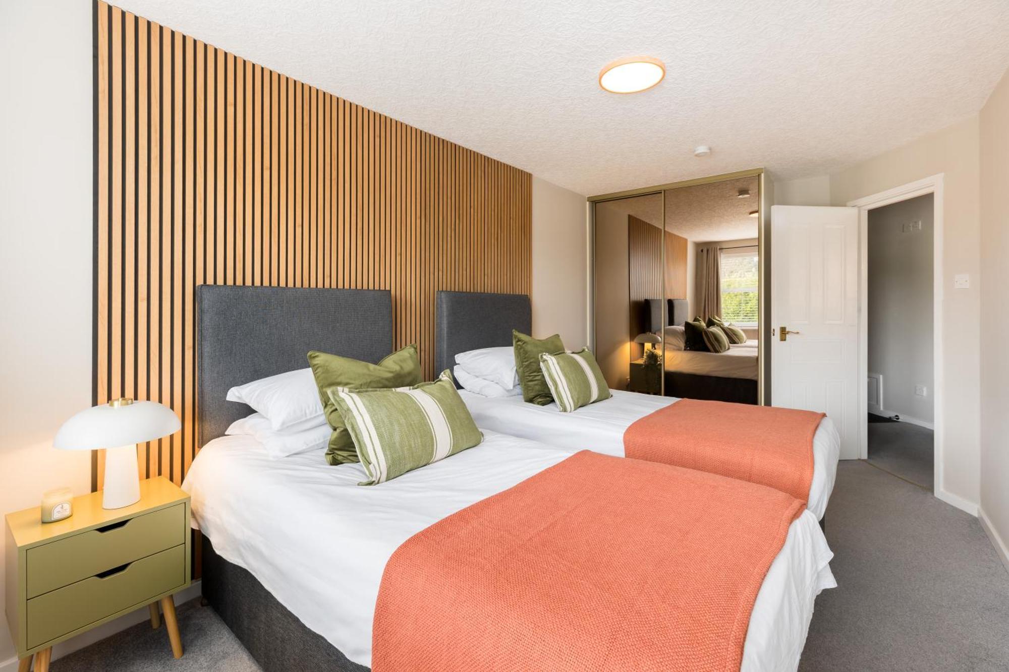 Modern 2-Bedroom Apartments With Free Parking In Лемингтън Спа Екстериор снимка