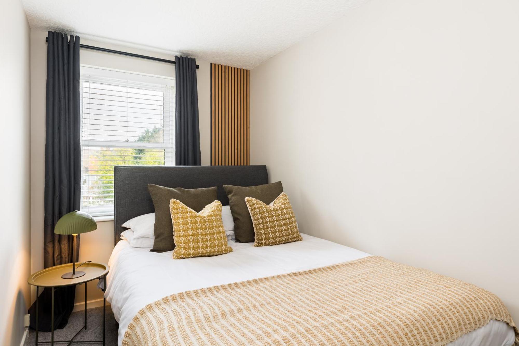 Modern 2-Bedroom Apartments With Free Parking In Лемингтън Спа Екстериор снимка