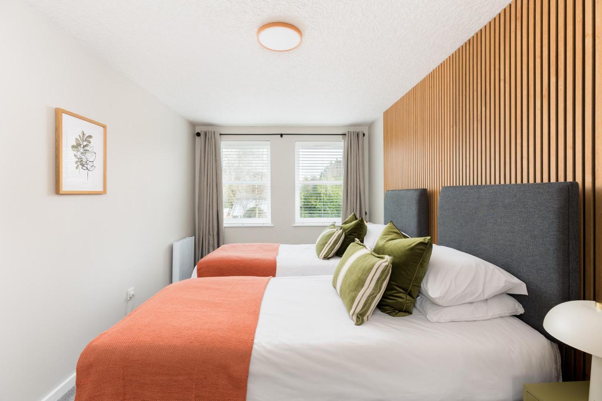 Modern 2-Bedroom Apartments With Free Parking In Лемингтън Спа Екстериор снимка