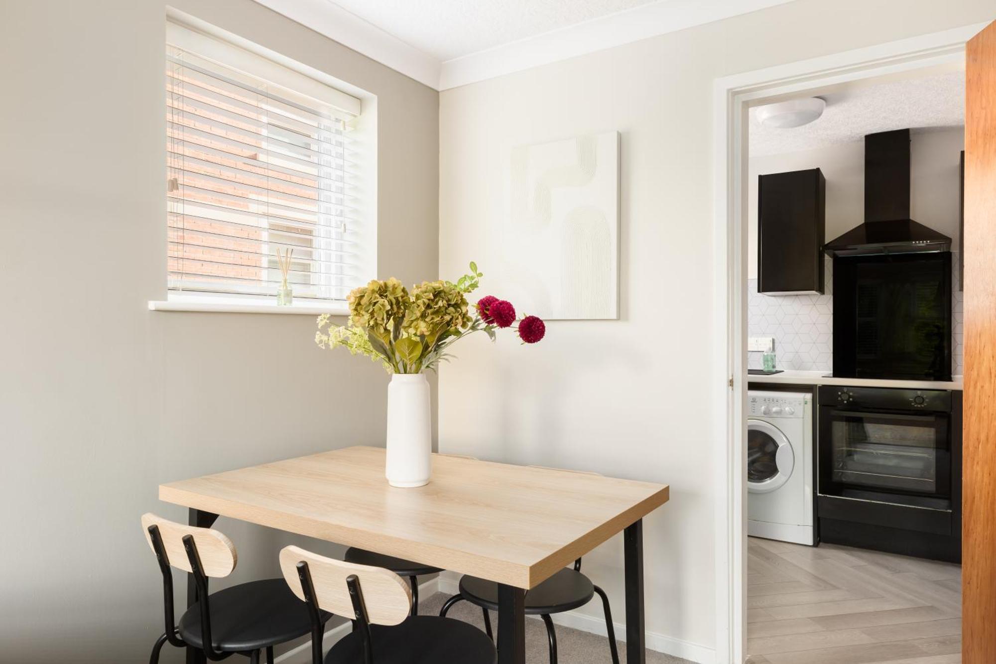Modern 2-Bedroom Apartments With Free Parking In Лемингтън Спа Екстериор снимка