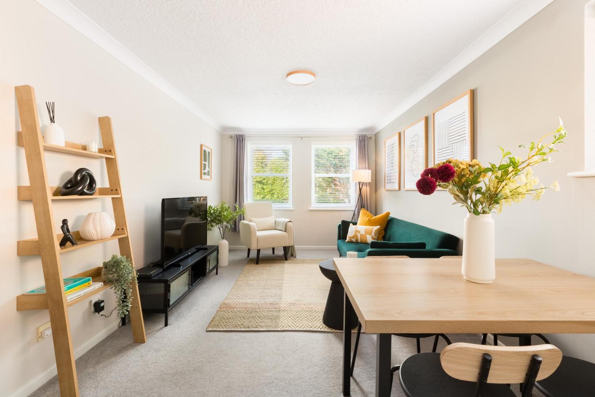 Modern 2-Bedroom Apartments With Free Parking In Лемингтън Спа Екстериор снимка